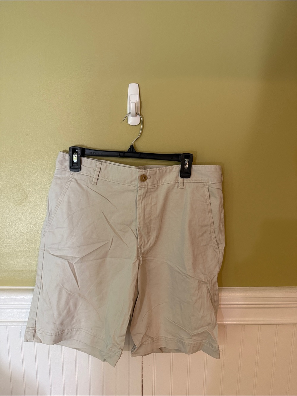 Izod Men's Size 32W Flat-Front Tan Shorts